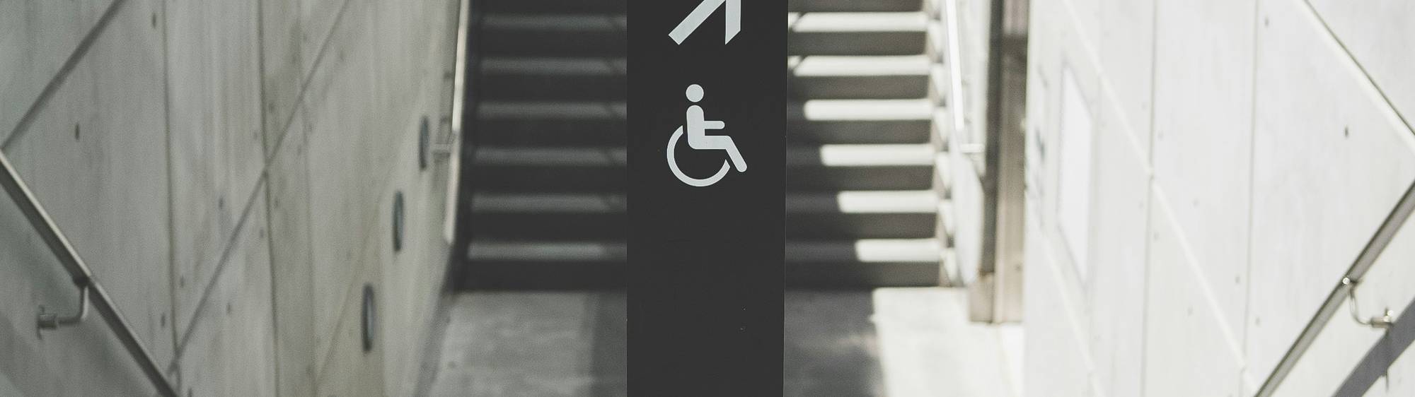 Image of an accessible Ontario courthouse entrance with wheelchair ramp